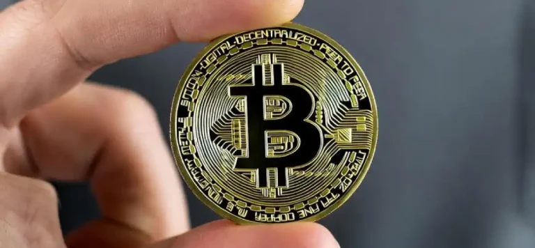 mano sujetando una moneda de bitcoin